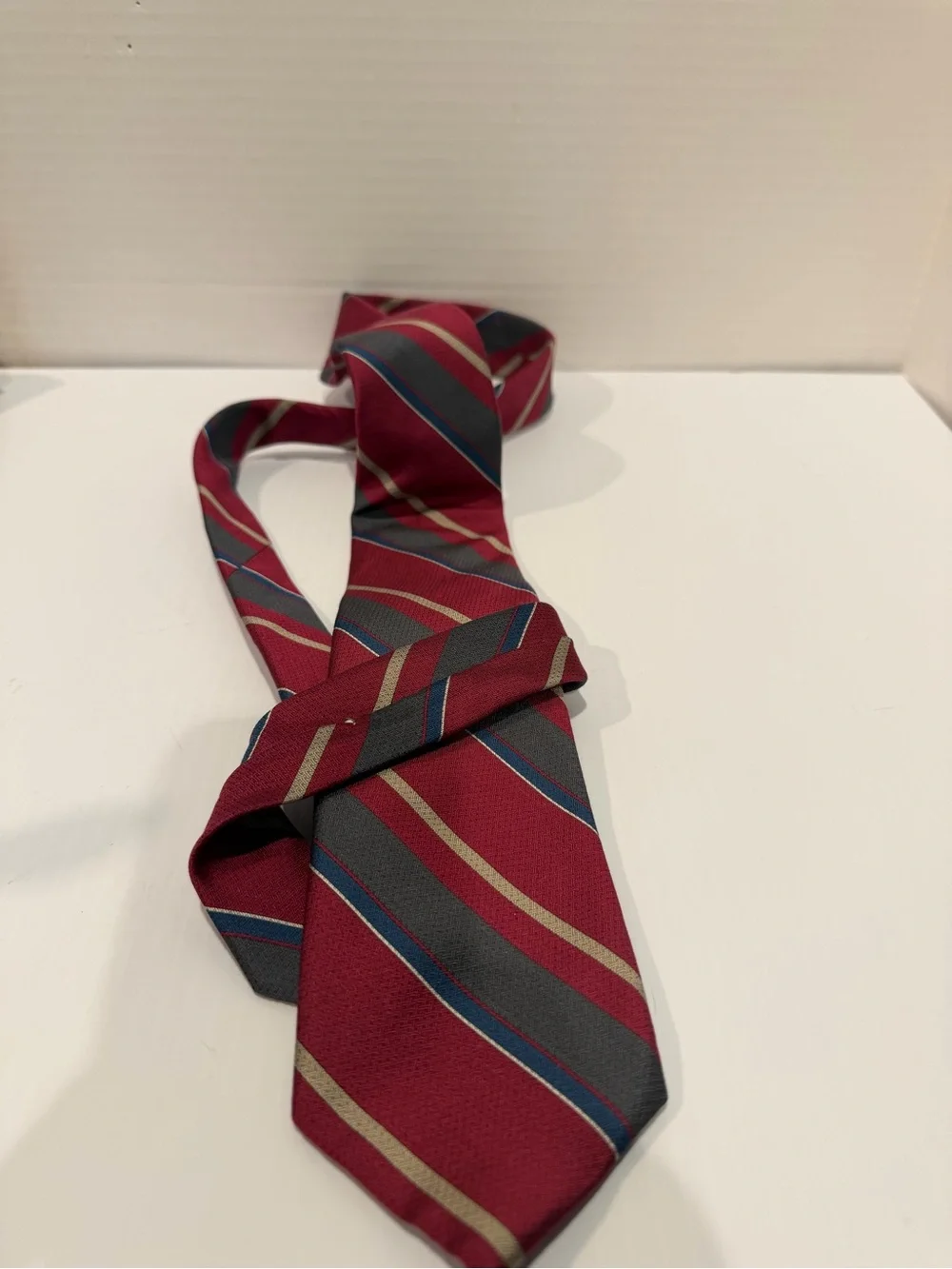 Oscar  de la Renta Men's Tie Classic Burgundy Red Striped 100% Silk NWT